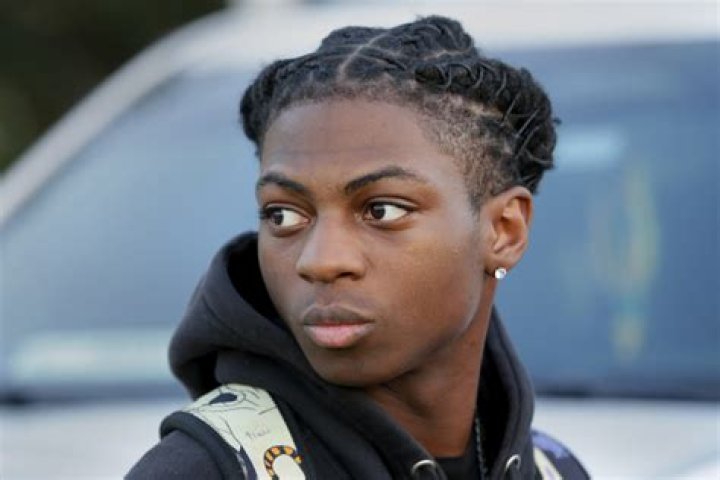 Can an 18 year old sign a contract?