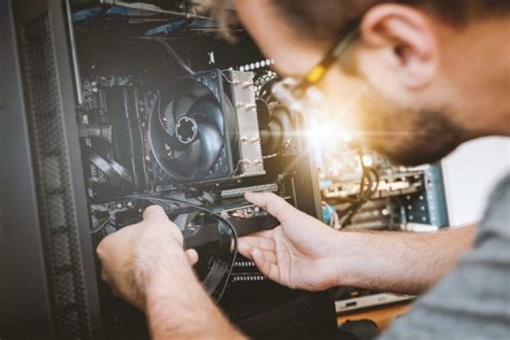 Do computer hardware engineers work alone?