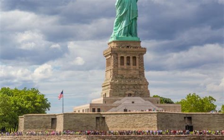 How does the Statue of Liberty represent its community?