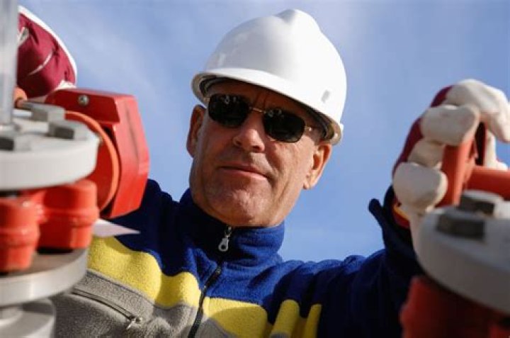 How much do oilfield workers make an hour?