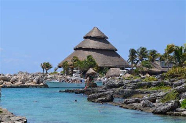 How much do resort workers make in Mexico?