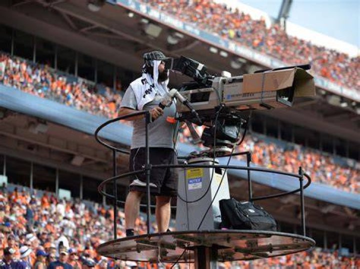 How much does a cameraman for Fox Sports make?