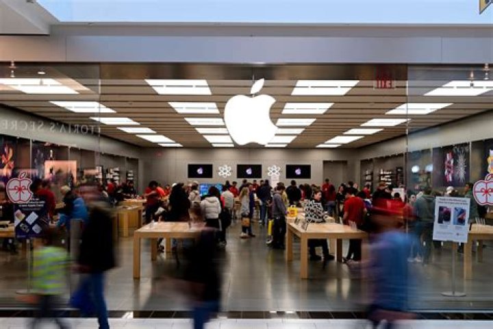 How much does an Apple store cost to build?