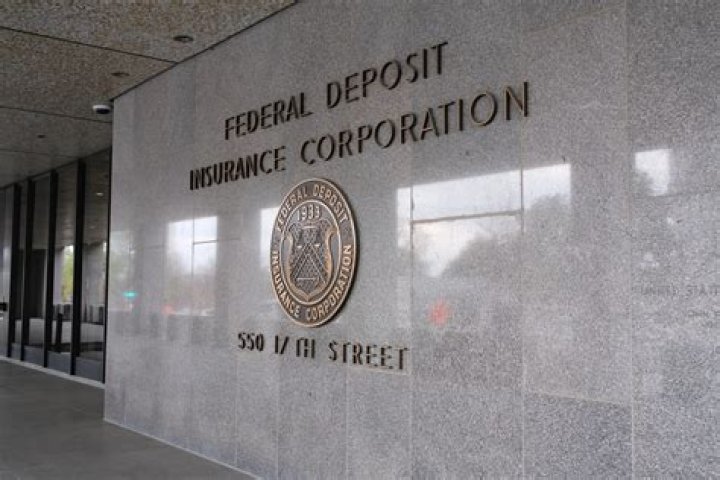 How much does the Federal Deposit Insurance Corporation insure?