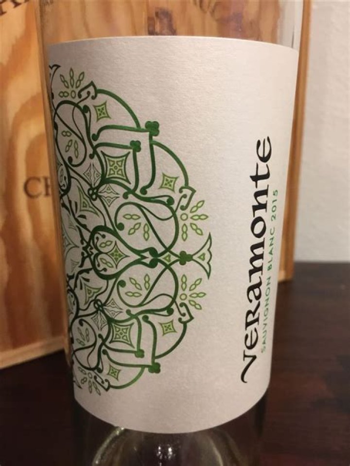Is white wine more acidic?