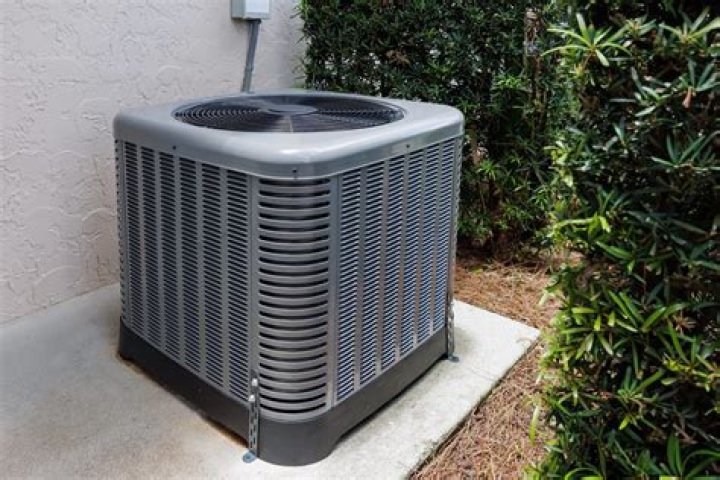 What are the factors to be considered when choosing the type of air conditioning unit to use?