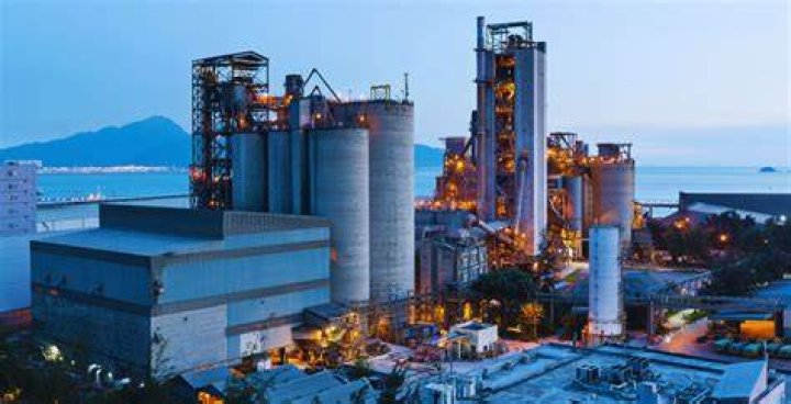 What are three major industries in Hawaii?