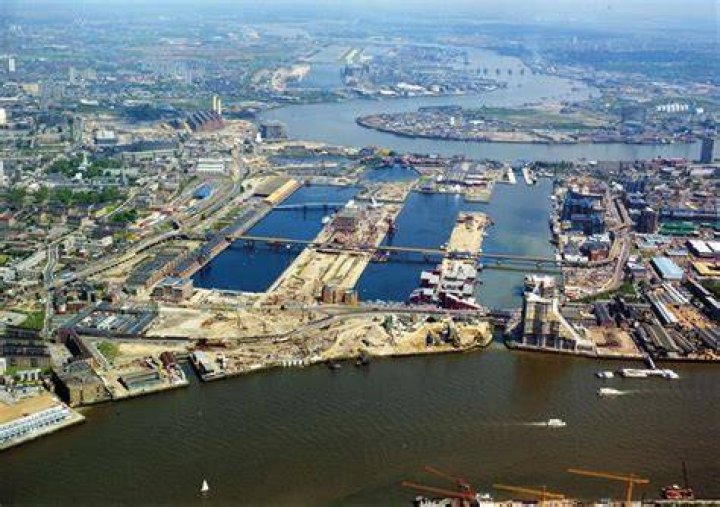 When was Canary Wharf built?