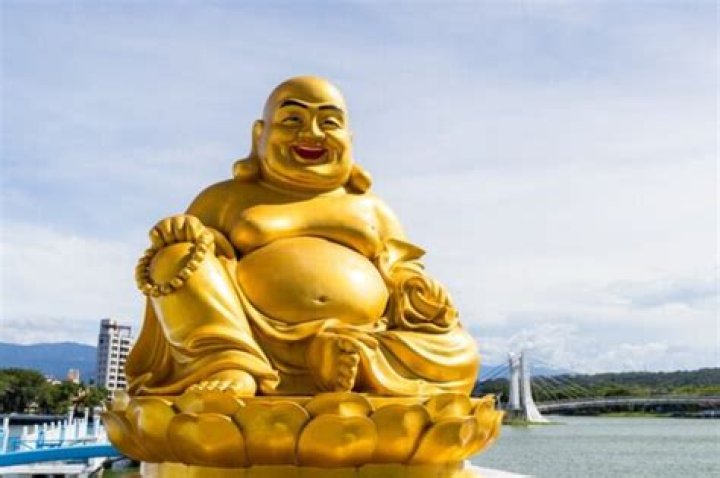 Which type of laughing Buddha is lucky?