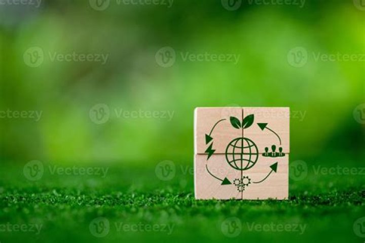 Who is responsible for establishing incident operational period?